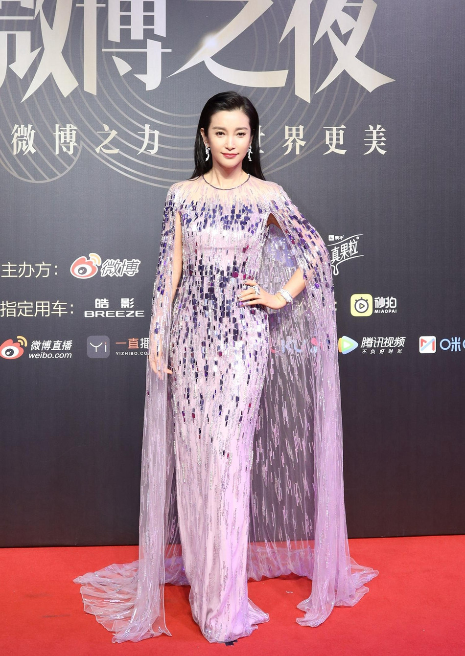 Địch Lệ Nhiệt Ba ‘kém sắc’ trước Angela Baby, Triệu Lệ Dĩnh và Trịnh Sảng ảnh 1