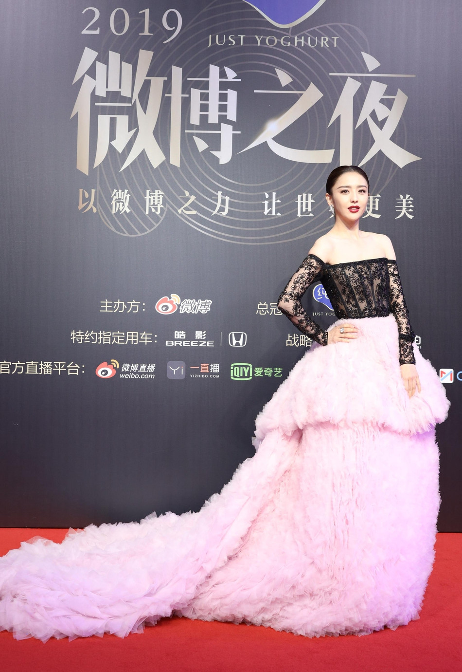 Địch Lệ Nhiệt Ba ‘kém sắc’ trước Angela Baby, Triệu Lệ Dĩnh và Trịnh Sảng ảnh 5