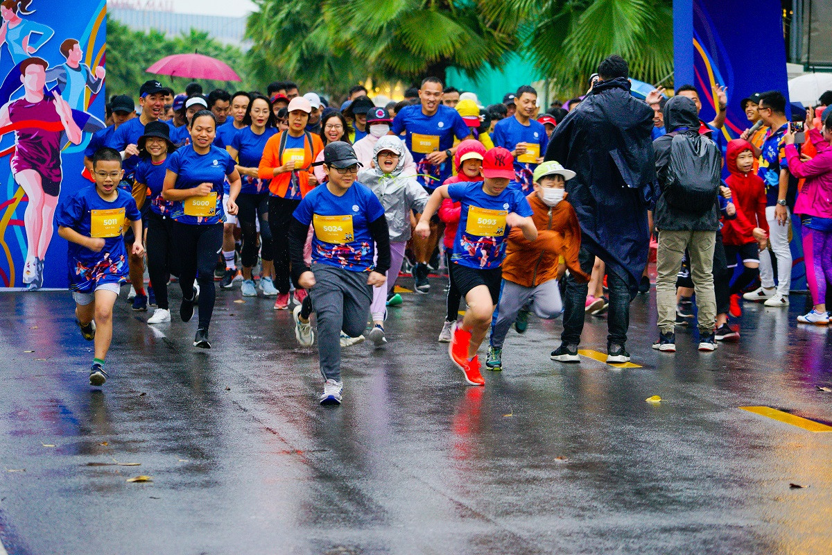 Bùng nổ ngày hội thể thao đầu tiên bên bờ biển giữa trung tâm Thủ đô ảnh 1