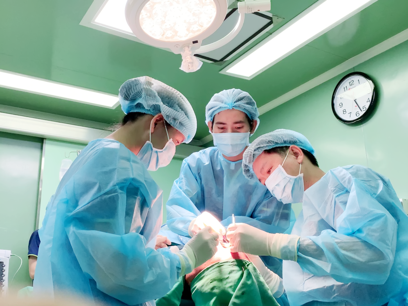 Cứu sống đôi mắt bị vùi lấp vì khối u chảy xệ đỏ tươi ảnh 4