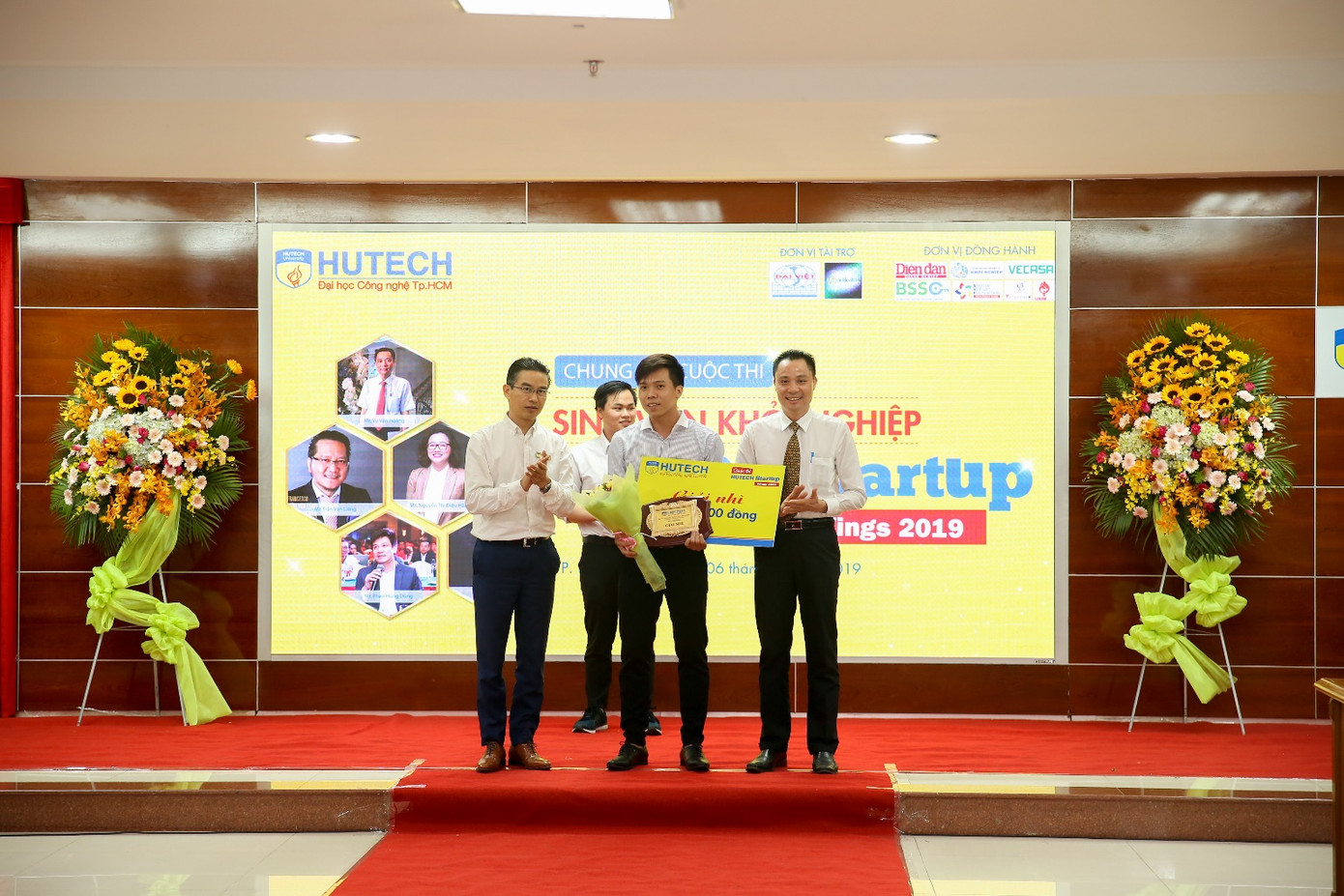 Cựu sinh viên HUTECH tặng hơn 250 triệu cho sinh viên và đồng bào miền Trung ảnh 5