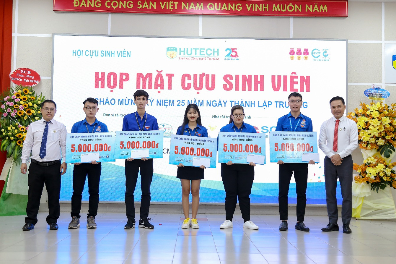 Cựu sinh viên HUTECH tặng hơn 250 triệu cho sinh viên và đồng bào miền Trung ảnh 3