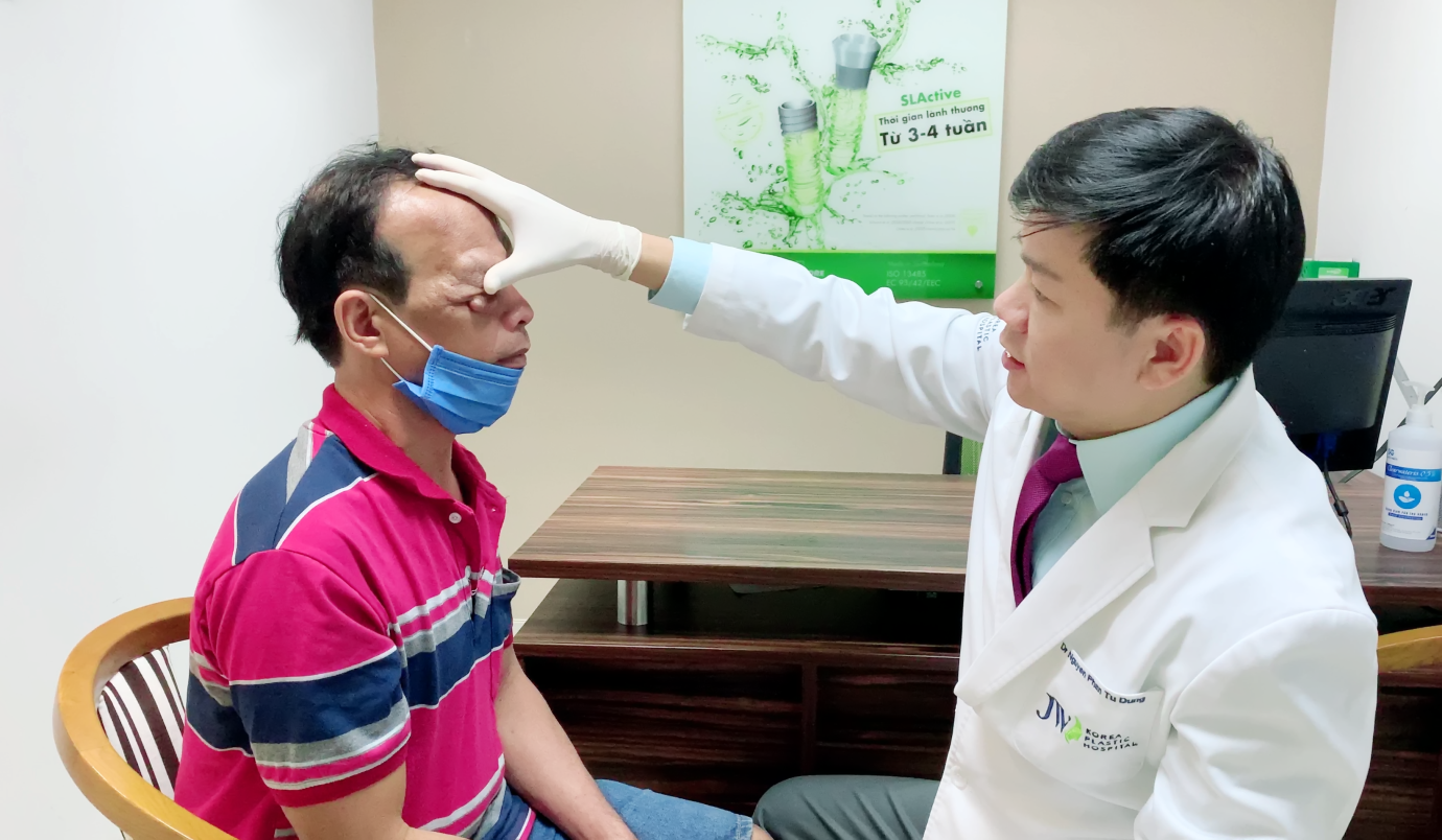 Cứu sống đôi mắt bị vùi lấp vì khối u chảy xệ đỏ tươi ảnh 2