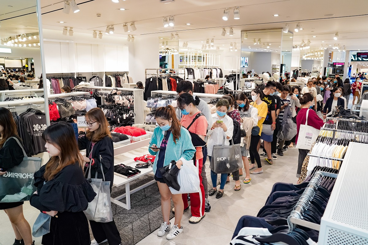 Hàng nghìn người đổ về mua sắm trong ngày đầu tiên của Vincom Black Friday ảnh 2