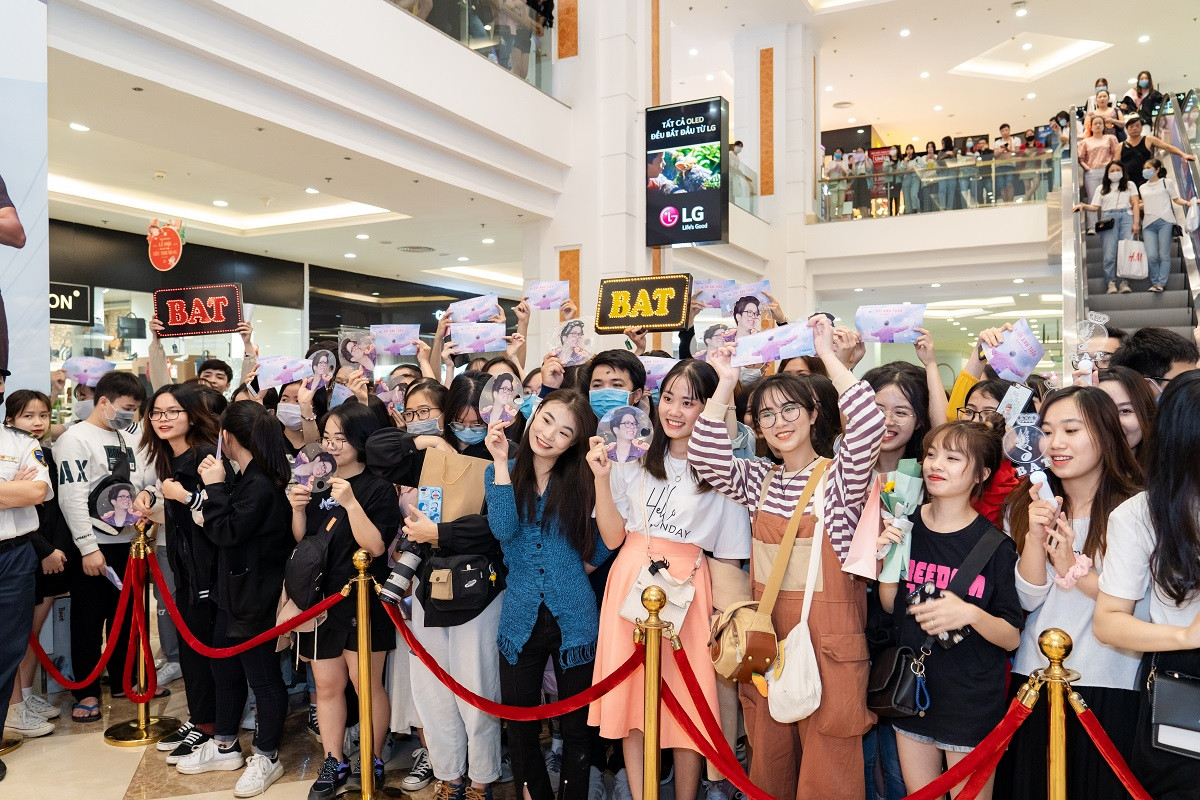 Hàng nghìn người đổ về mua sắm trong ngày đầu tiên của Vincom Black Friday ảnh 10