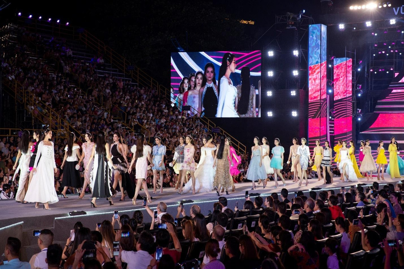 Sự kết hợp giữa nhan sắc, thời trang và mỹ phẩm trong đêm thi ‘Người đẹp thời trang’ ảnh 1