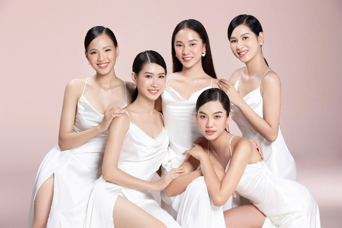 Chiêm ngưỡng bộ ảnh mãn nhãn của Top 35 Hoa hậu Việt Nam 2020 cùng mỹ phẩm KIS 22 ảnh 1