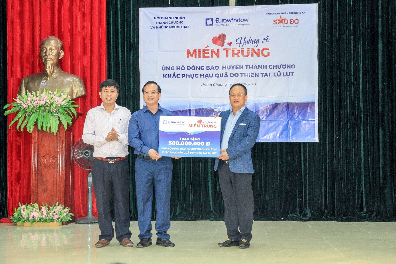 Eurowindow - Sẻ chia yêu thương với người dân vùng lũ xứ Nghệ ảnh 1