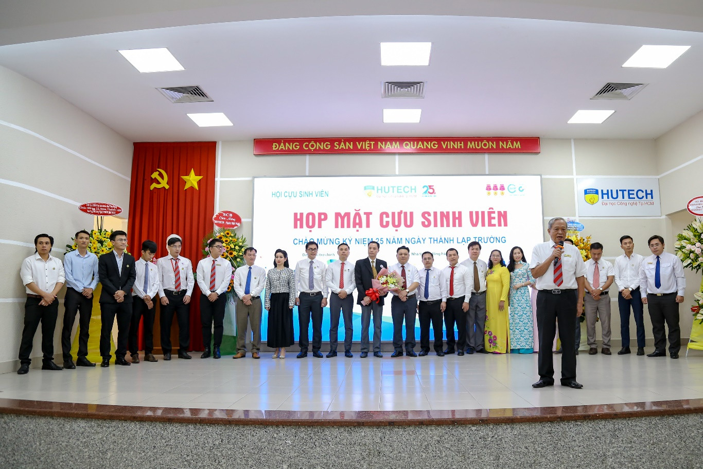 Cựu sinh viên HUTECH tặng hơn 250 triệu cho sinh viên và đồng bào miền Trung ảnh 2