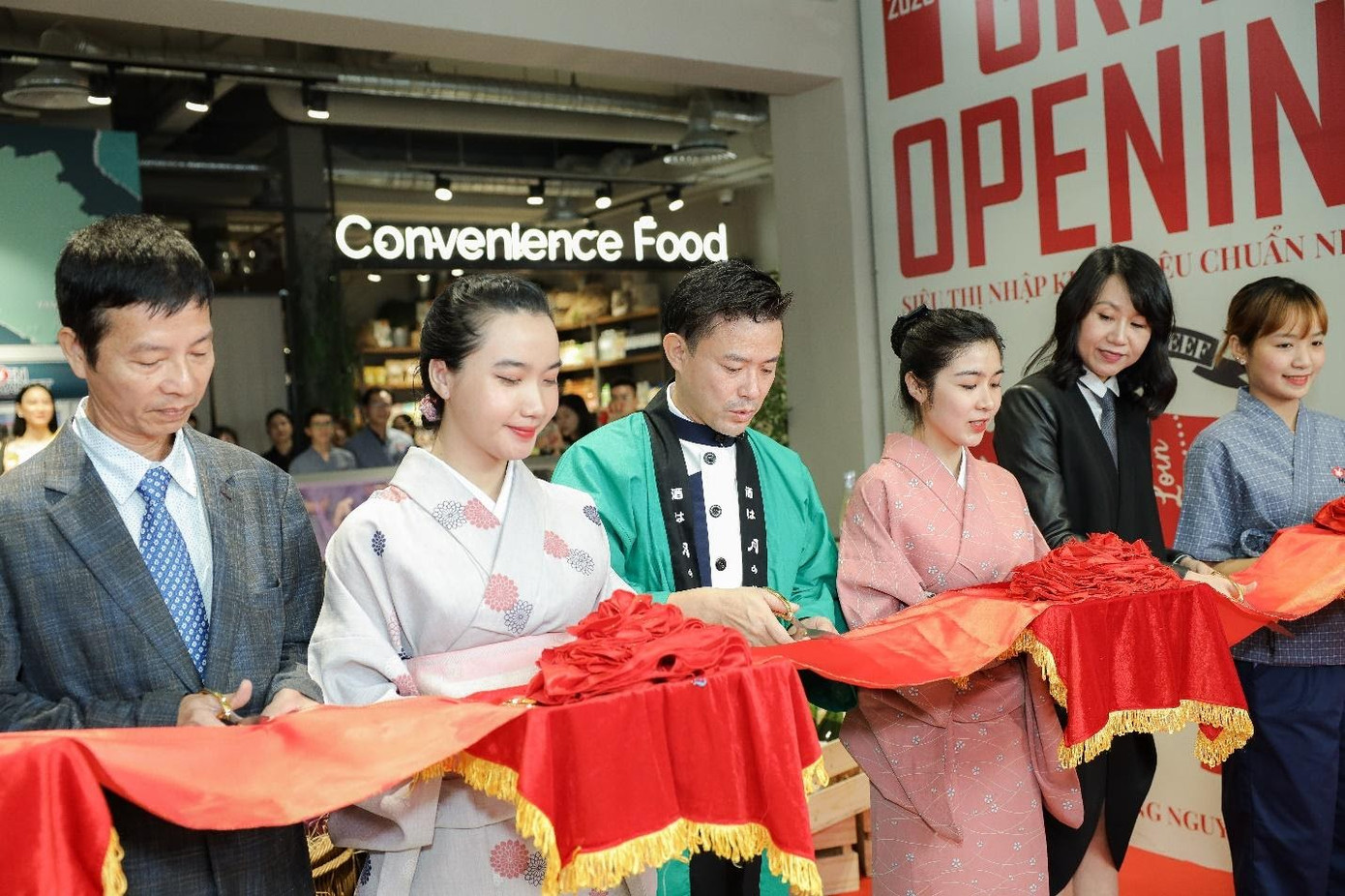 Top 35 hoa hậu Việt Nam 2020 tham dự lễ khai trương Yen Market ảnh 1