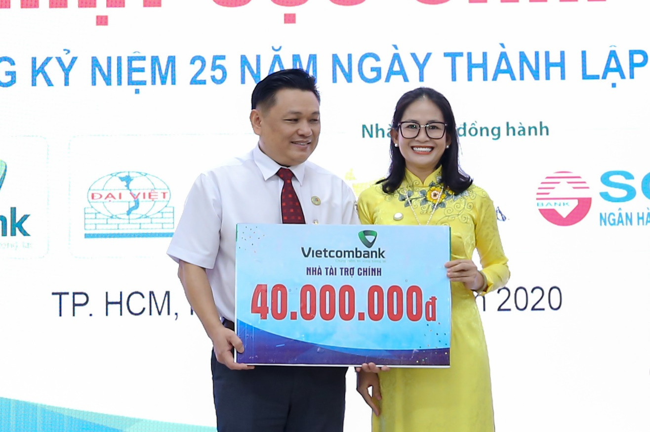Cựu sinh viên HUTECH tặng hơn 250 triệu cho sinh viên và đồng bào miền Trung ảnh 4