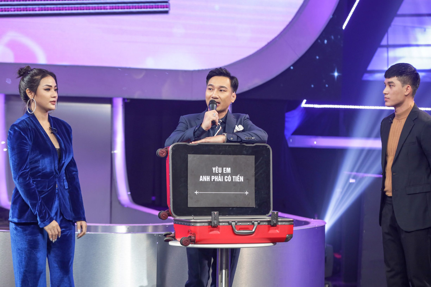 Cô gái bị phản bội nhiều lần nói với chàng tiếp viên 'yêu em phải có tiền' và cái kết? ảnh 2