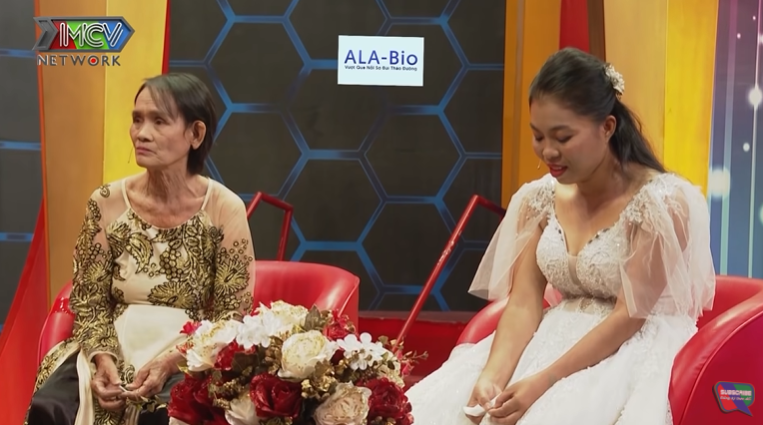 Quyền Linh tặng nóng tiền cho cặp mẹ chồng – nàng dâu nghèo gây xúc động ảnh 1