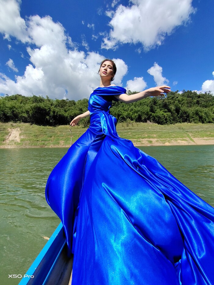 Võ Hoàng Yến đọ dáng cùng Hòa Minzy, khí chất chuẩn siêu mẫu đỉnh cao ảnh 7