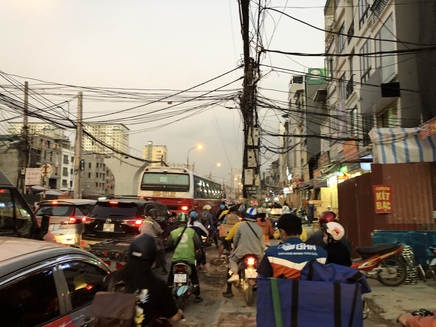 Những ‘con đường đau khổ’ đầy khói bụi ở Hà Nội ảnh 9