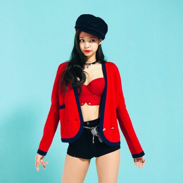 Jennie (BlackPink) tạo dáng 'khiêu khích', khoe chân dài miên man nhưng sự thật bất ngờ ảnh 5