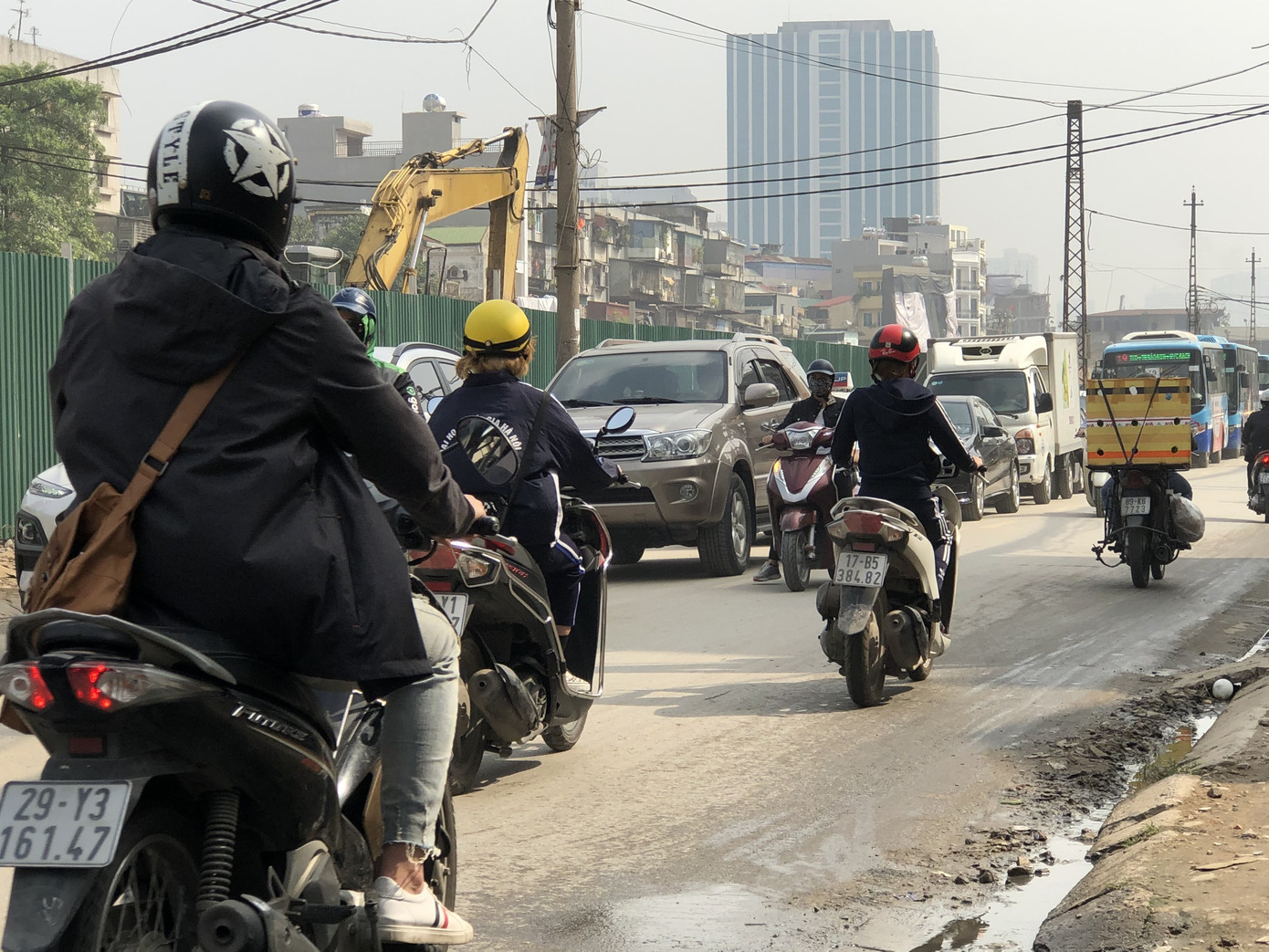 Những ‘con đường đau khổ’ đầy khói bụi ở Hà Nội ảnh 8