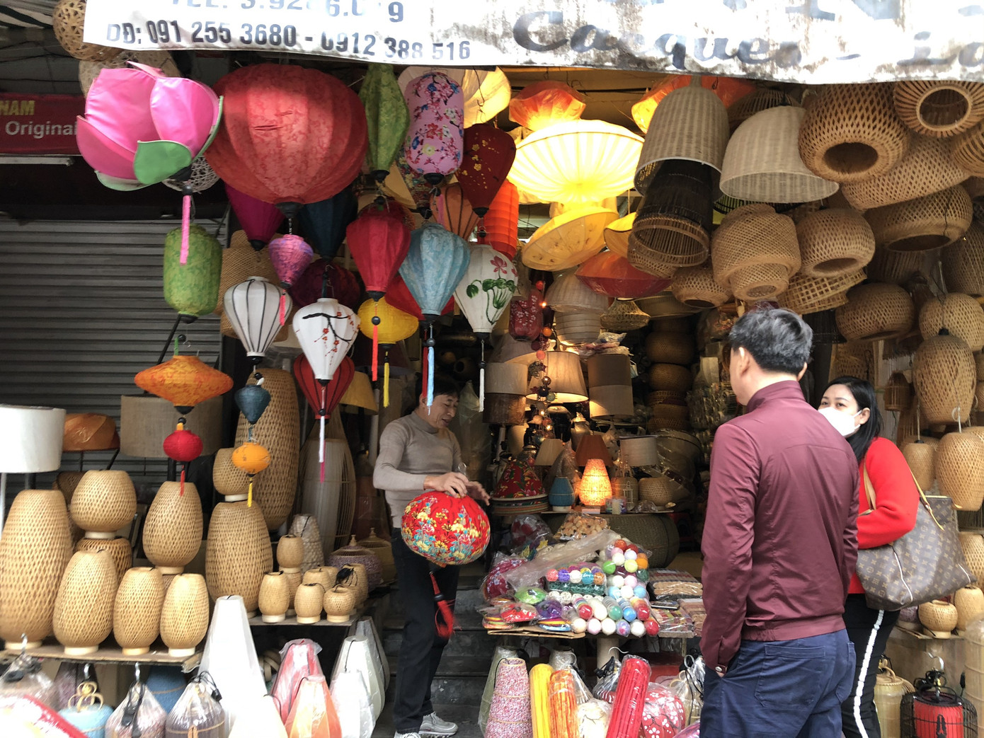 Tết Dương lịch đến gần, phố phường Hà Nội ngập tràn sắc đỏ ảnh 6