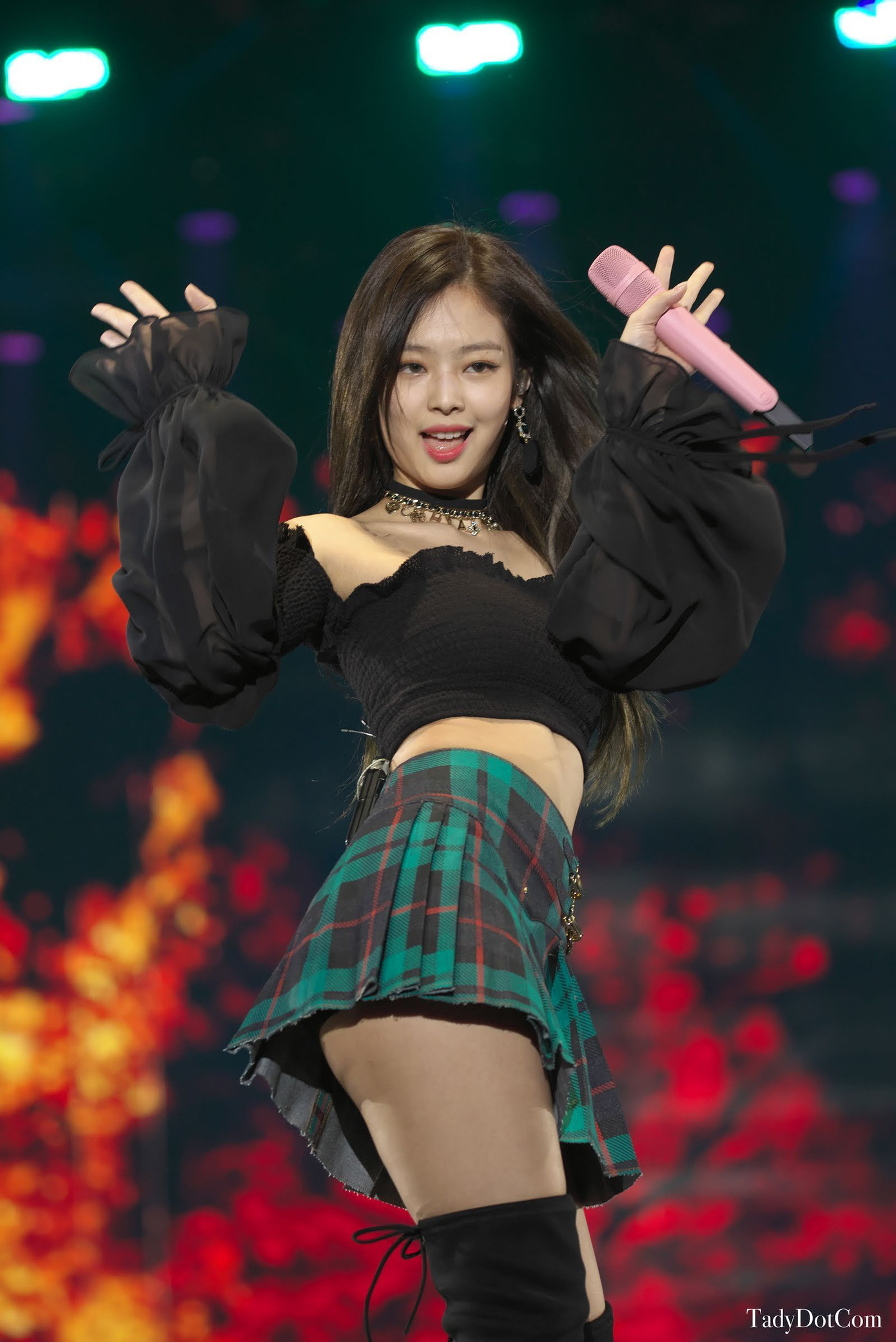 Jennie (BlackPink) tạo dáng 'khiêu khích', khoe chân dài miên man nhưng sự thật bất ngờ ảnh 8