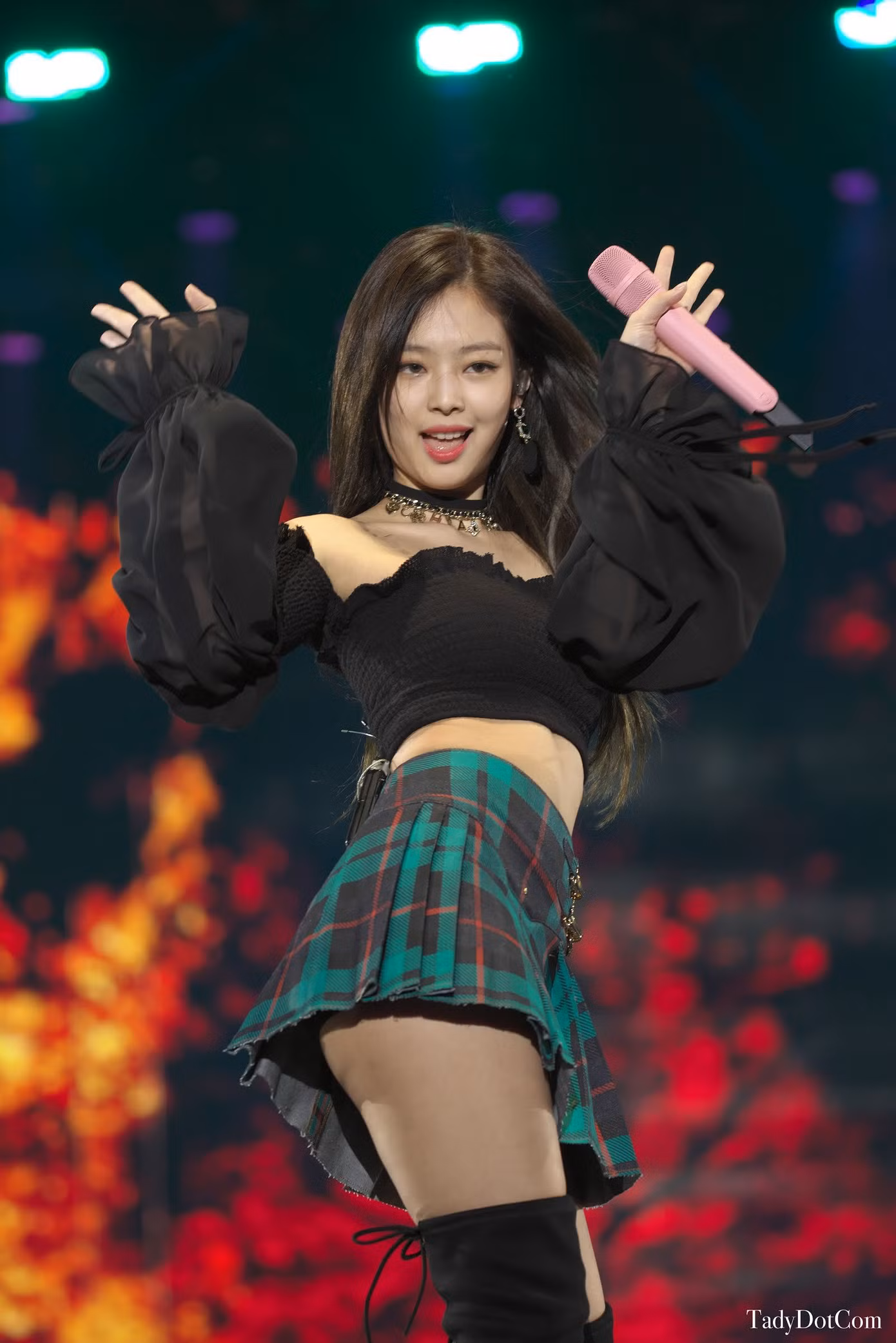 Jennie (BlackPink) tạo dáng 'khiêu khích', khoe chân dài miên man nhưng sự thật bất ngờ ảnh 8