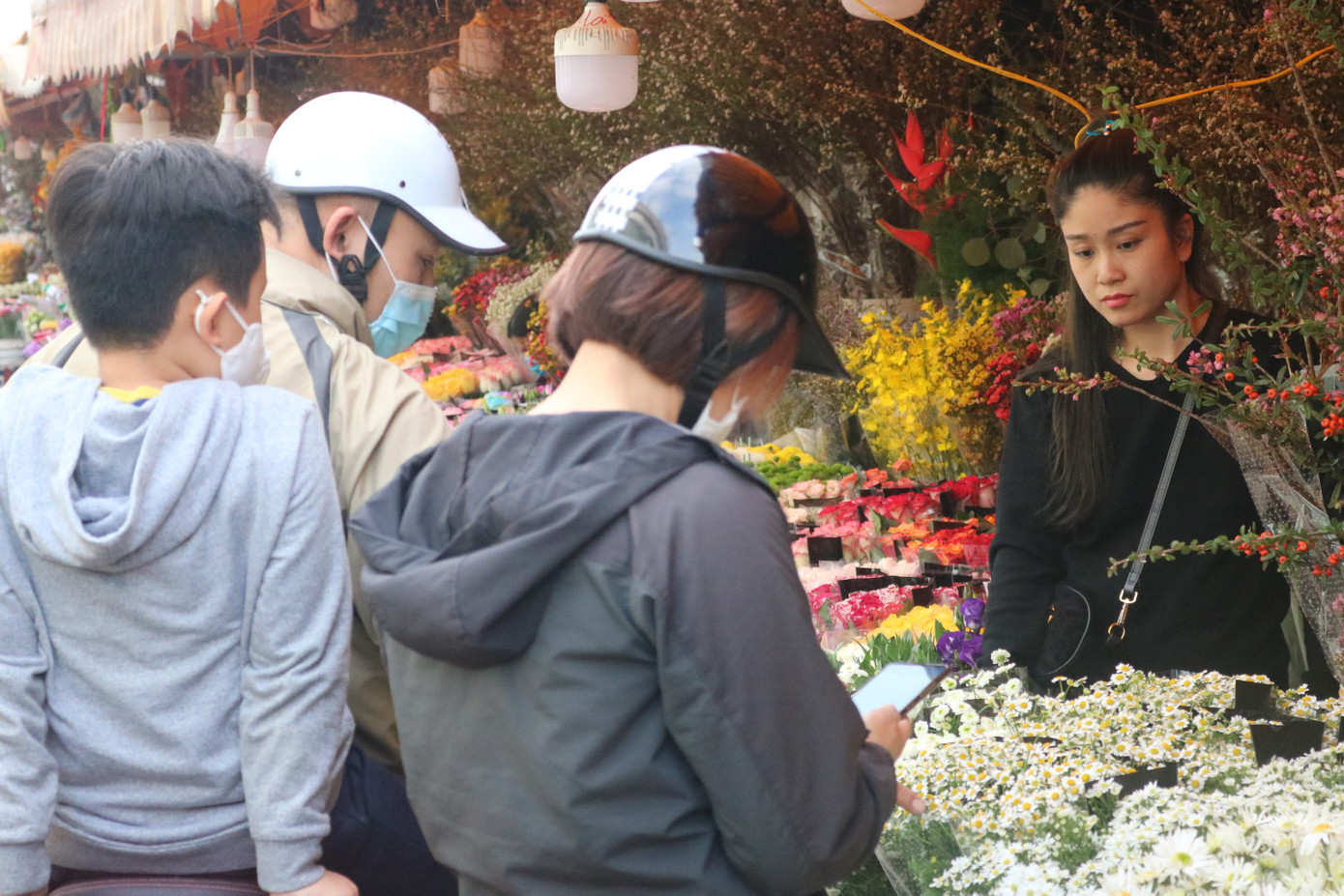 Đào Nhật Tân nở sớm, tràn ngập chợ hoa đón Tết Dương lịch ảnh 4