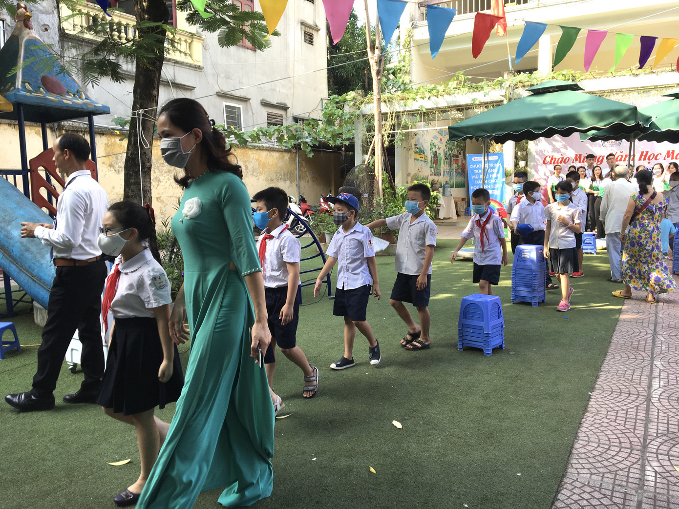 Lễ khai giảng ở ngôi trường học sinh hát Quốc ca bằng tay ảnh 9