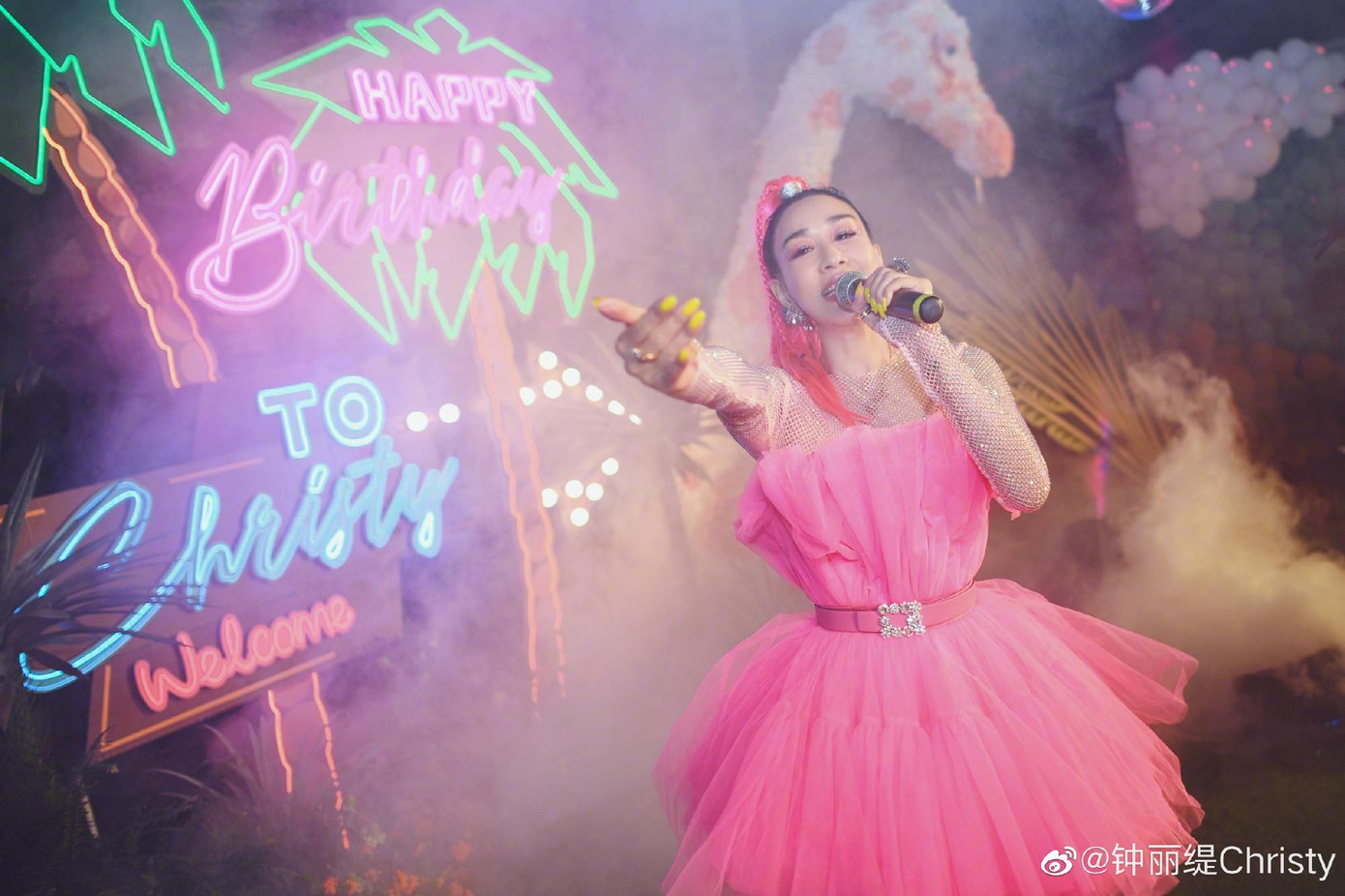 Mỹ nhân gợi cảm nhất Châu Á Chung Lệ Đề rạng rỡ đón sinh nhật tuổi 50 bên chồng trẻ ảnh 1