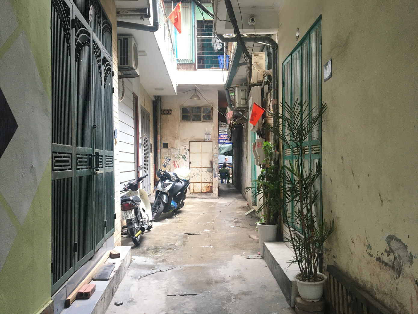 Nhịp sống trong ngõ trên phố Trương Định đang bị phong tỏa ảnh 5