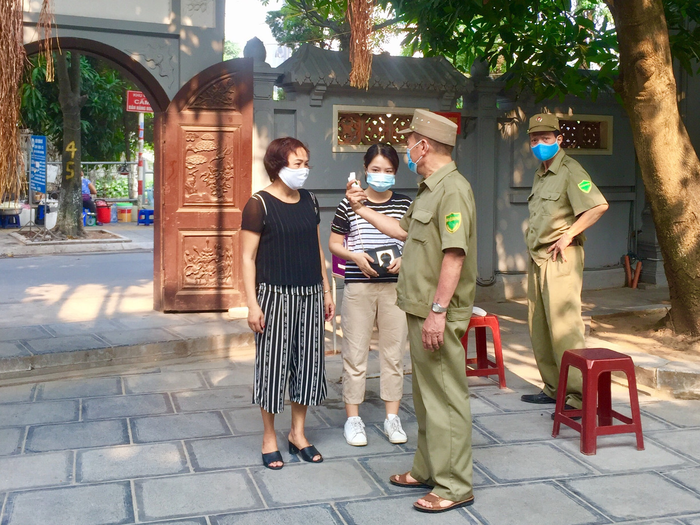 Rằm tháng 7 giữa dịch COVID: Chùa, phủ Hà Nội vắng người cúng lễ ảnh 8