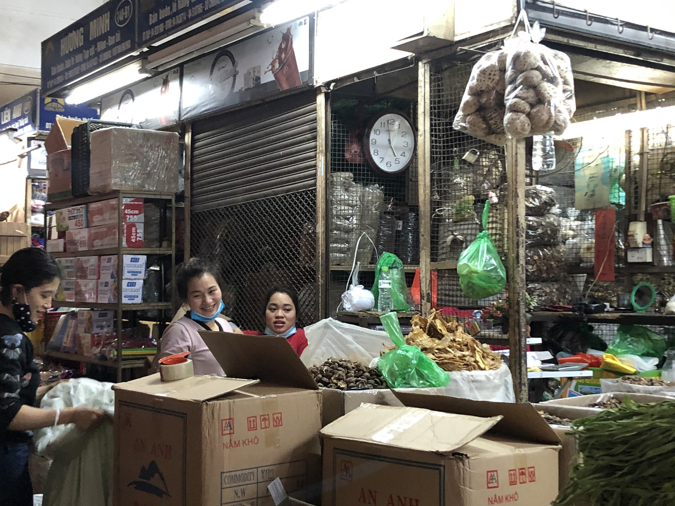 Dịch tái bùng phát phức tạp, người dân đến chợ đầu mối Hà Nội vẫn 'quên' khẩu trang ảnh 8