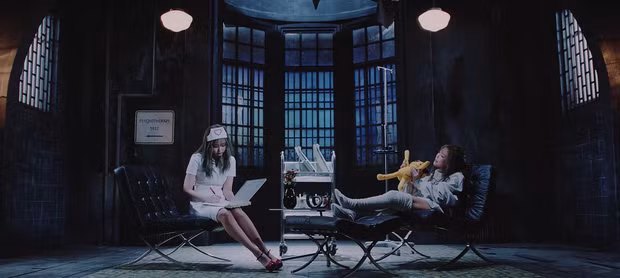 Jennie (Blackpink) hoá y tá gợi cảm trong MV mới giữa dịch COVID-19, bị chỉ trích mạnh mẽ ảnh 2