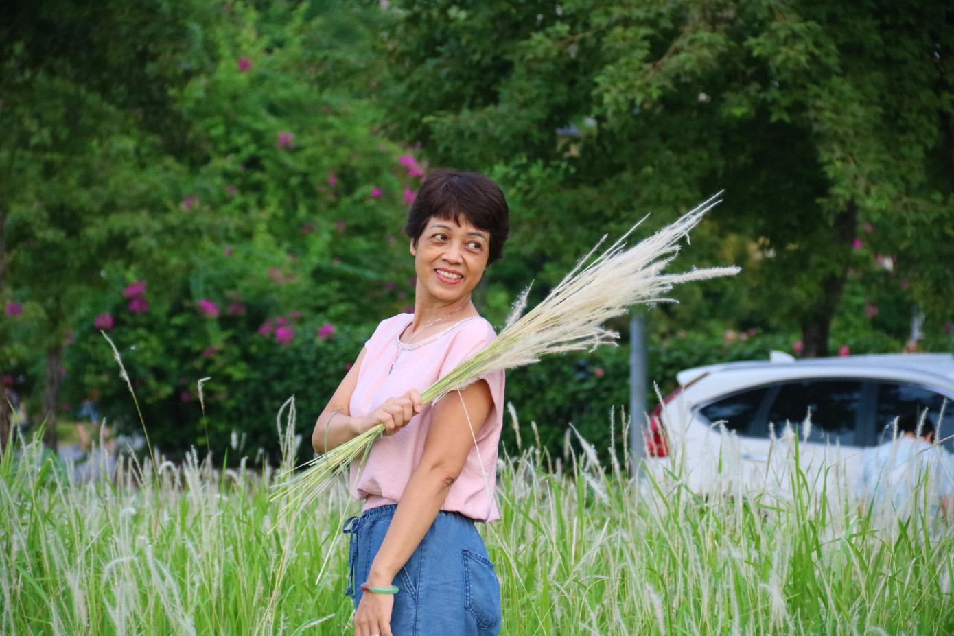 Những triền đê phủ trắng cỏ tranh ở Hà Nội ảnh 8