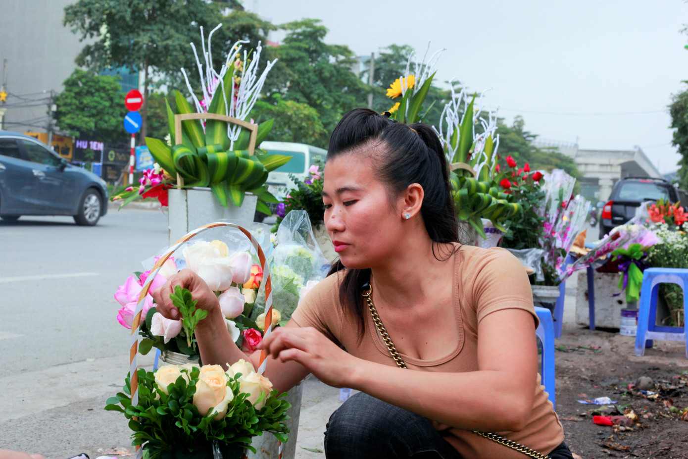 Làng Tây Tựu bận rộn, giá hoa tăng cao cận ngày 20/11 ảnh 7