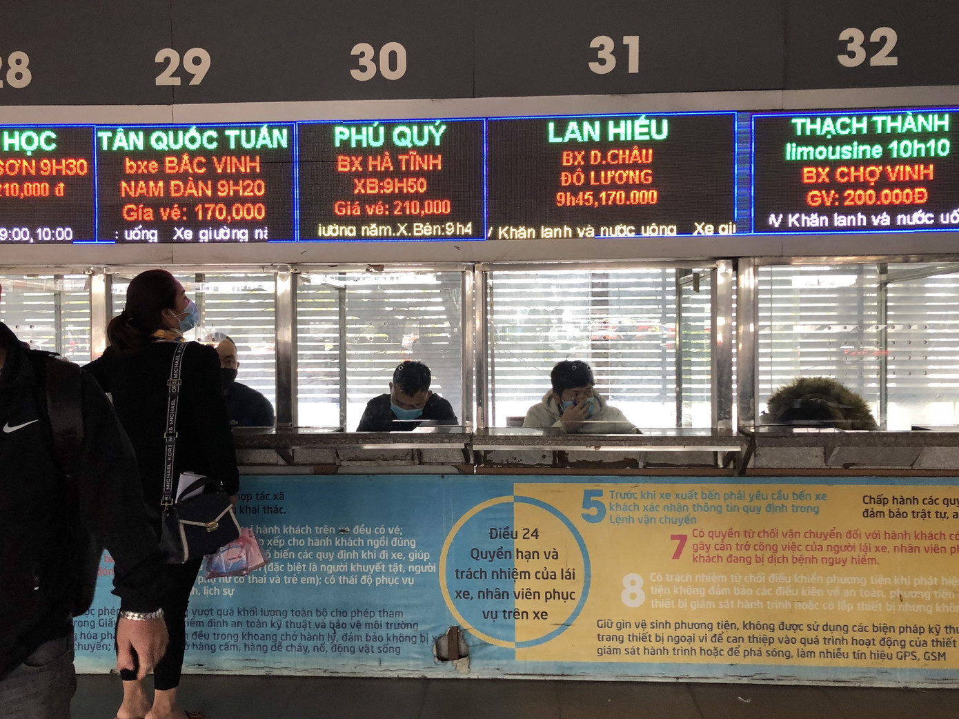 Bến xe đông đúc dòng người về quê đón Tết Dương lịch ảnh 4