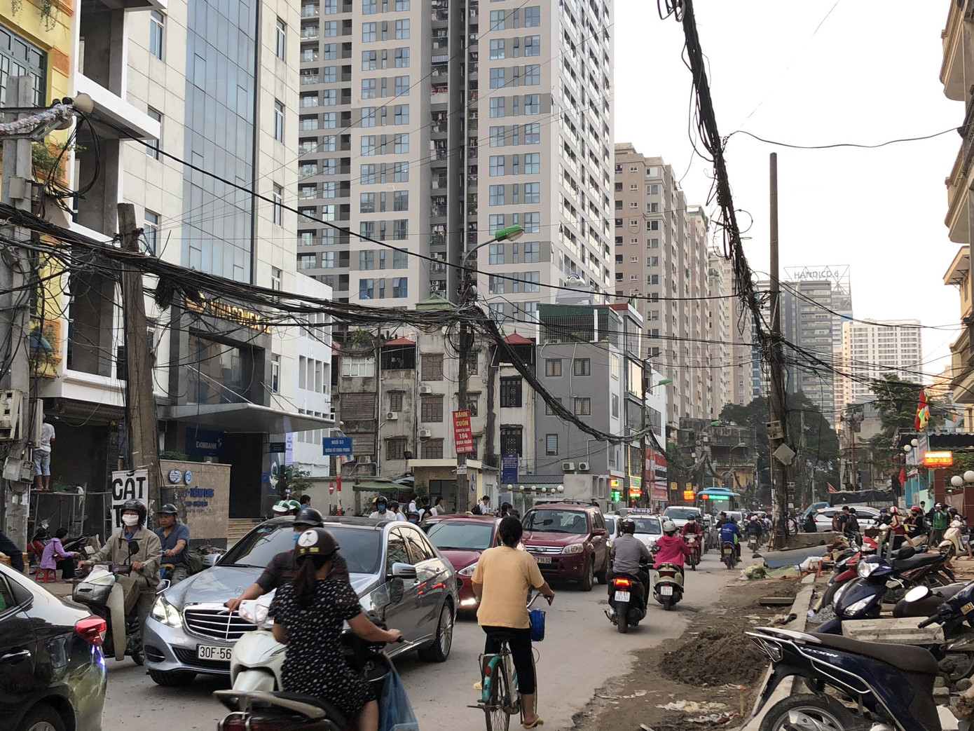 Những ‘con đường đau khổ’ đầy khói bụi ở Hà Nội ảnh 6