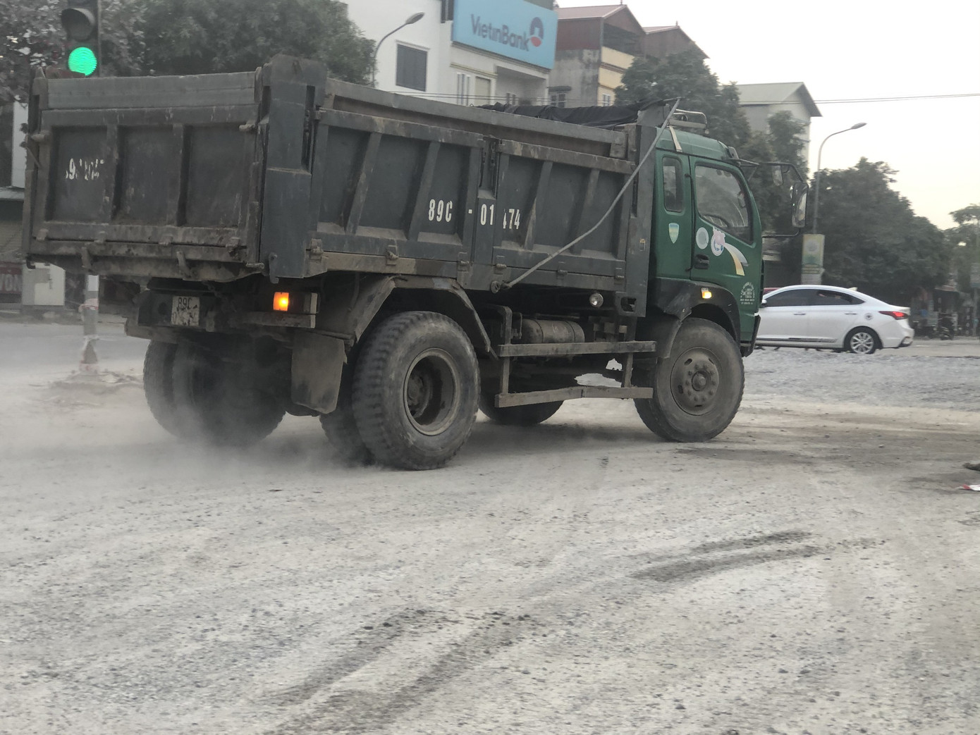 Những ‘con đường đau khổ’ đầy khói bụi ở Hà Nội ảnh 4