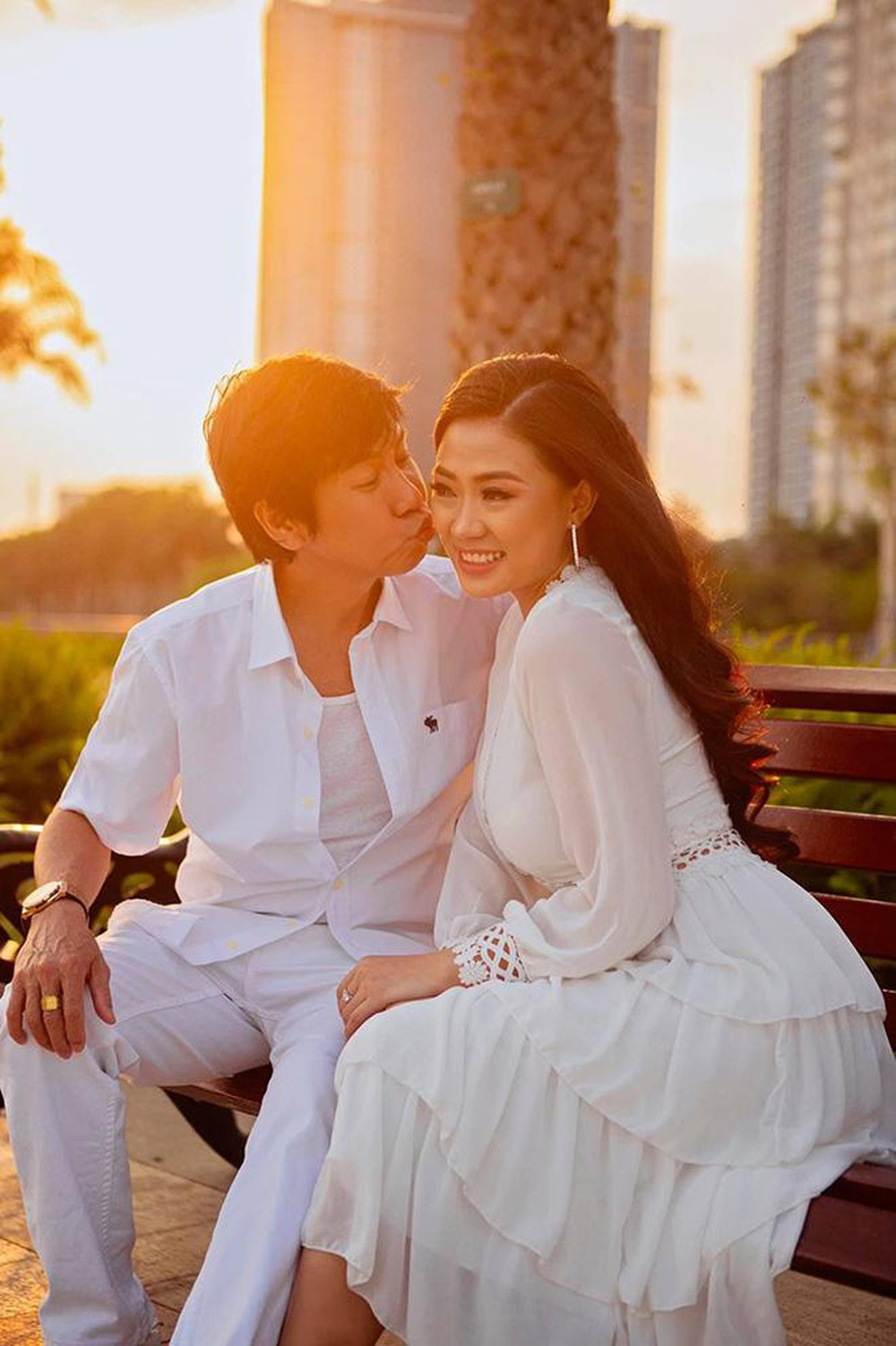 Diễn viên Lê Huỳnh dành lời khen có cánh cho bà xã kém 30 tuổi trên sóng truyền hình ảnh 2