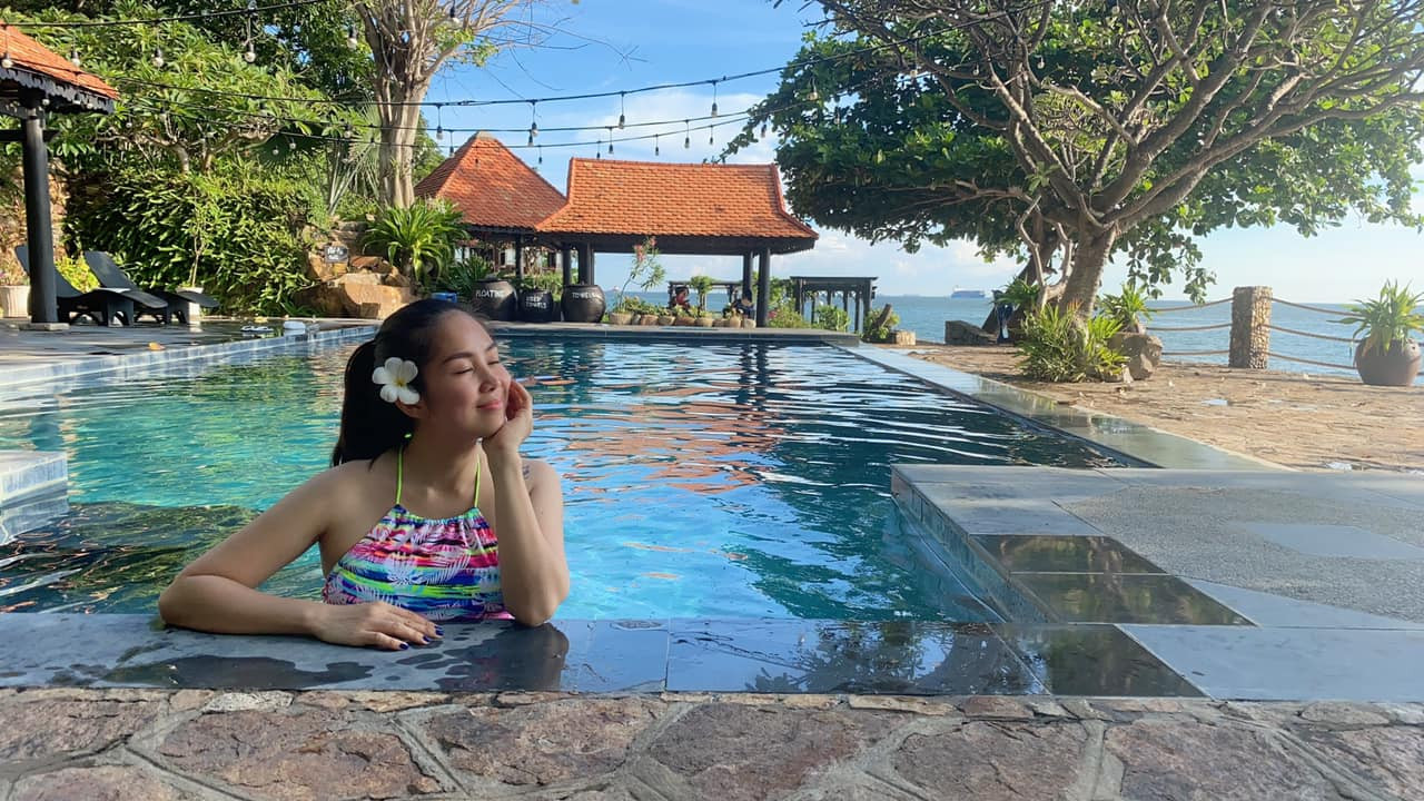 Nỗ lực giảm tận 30kg, diễn viên Lê Phương tự tin thả dáng nuột nà bên bể bơi ảnh 4