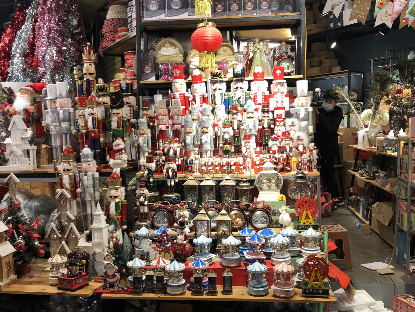 Nhộn nhịp thị trường đồ trang trí, quà tặng Noel ảnh 3