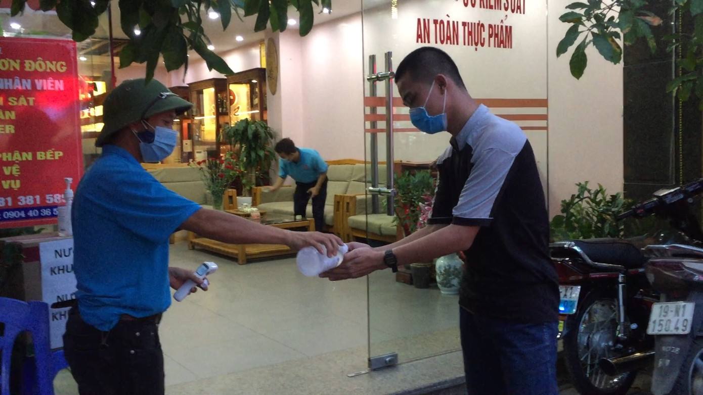 Phố cà phê, quán ăn Hà Nội thực hiện giãn cách phòng dịch COVID-19 thế nào? ảnh 8