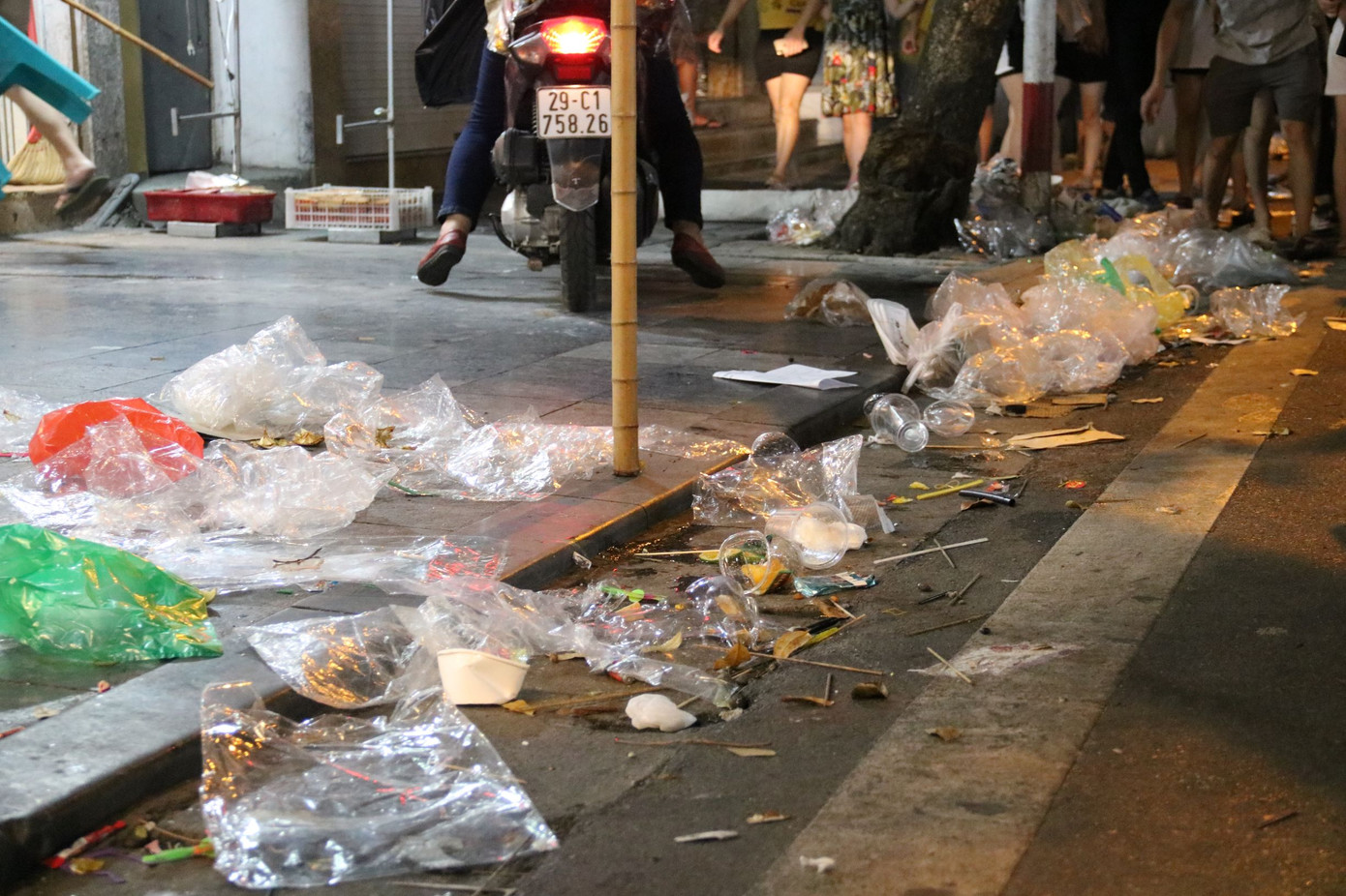 Phố Hàng Mã ngập trong 'biển rác' sau đêm Trung thu ảnh 14