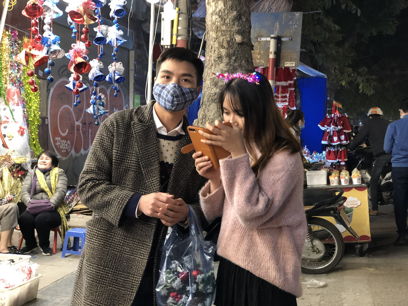 Nhộn nhịp thị trường đồ trang trí, quà tặng Noel ảnh 17