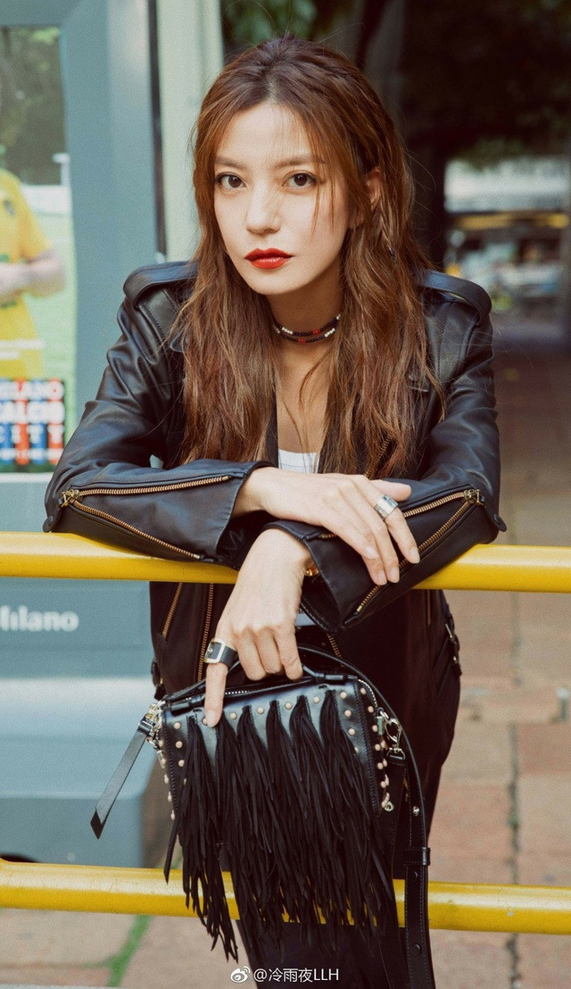 'Én nhỏ' Triệu Vy gây 'sốt' mạng xã hội khi khoe eo thon đáng ngưỡng mộ dù đã U50 ảnh 4