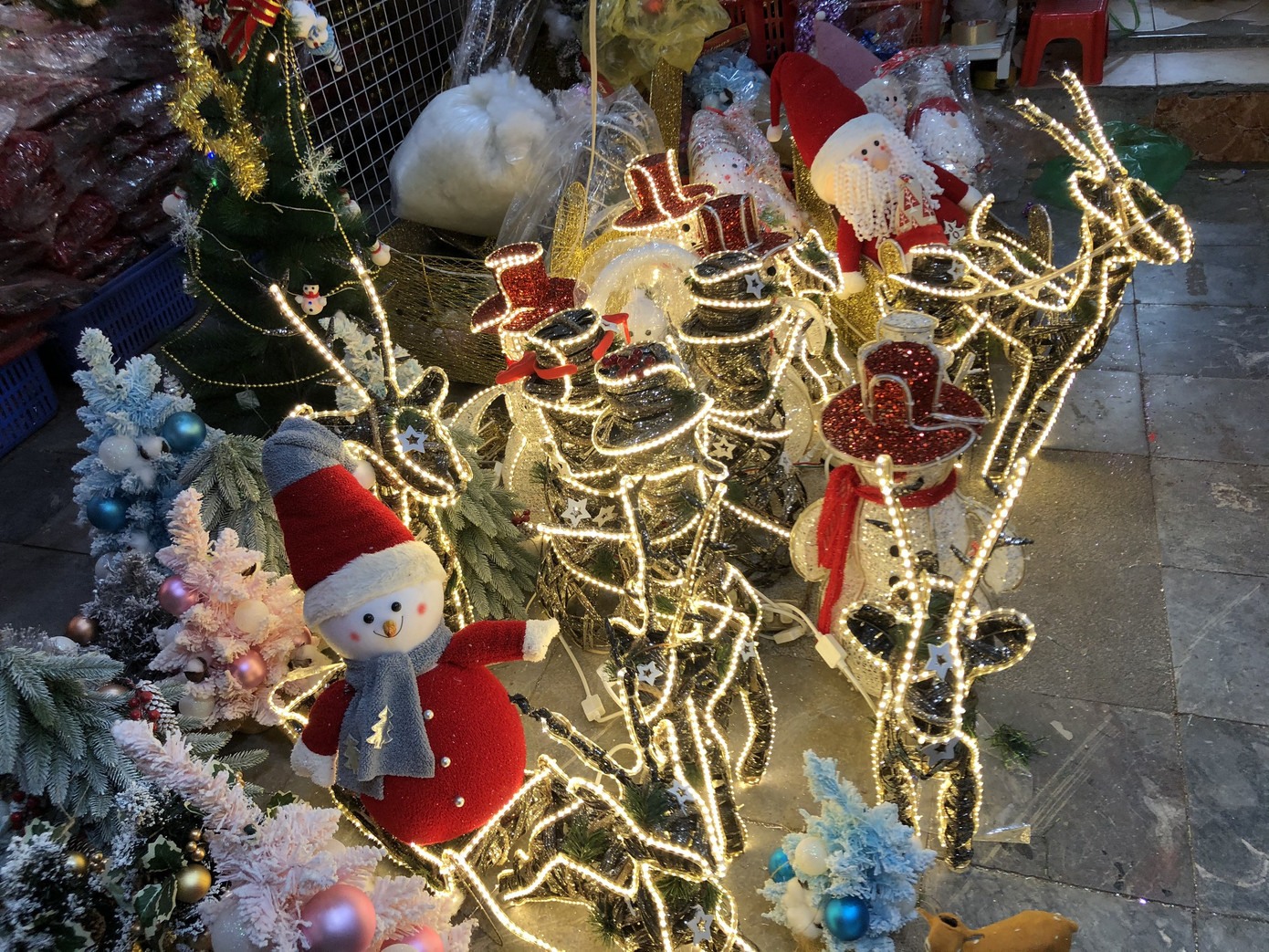 Nhộn nhịp thị trường đồ trang trí, quà tặng Noel ảnh 5