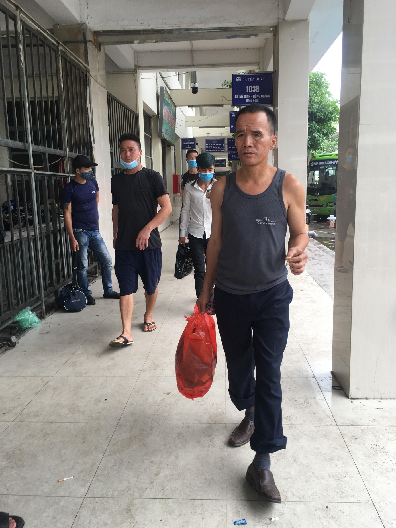 Nhiều người thờ ơ với 'lệnh' đeo khẩu trang nơi công cộng của Chủ tịch Hà Nội ảnh 9