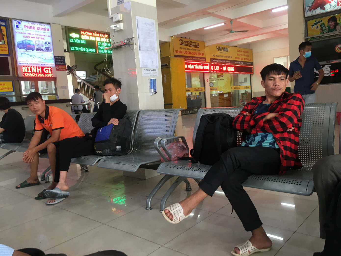 Nhiều người thờ ơ với 'lệnh' đeo khẩu trang nơi công cộng của Chủ tịch Hà Nội ảnh 2