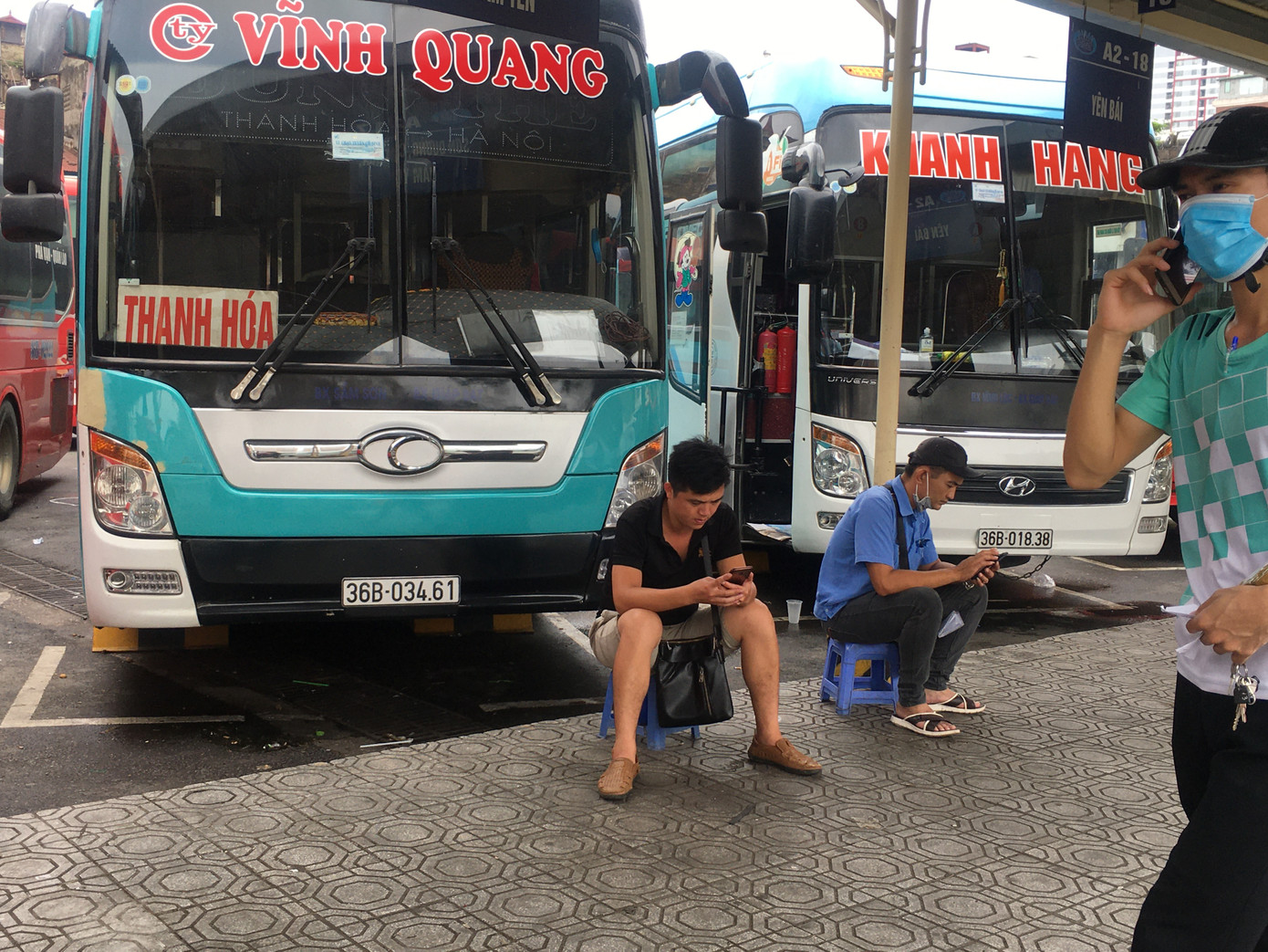 Nhiều người thờ ơ với 'lệnh' đeo khẩu trang nơi công cộng của Chủ tịch Hà Nội ảnh 6