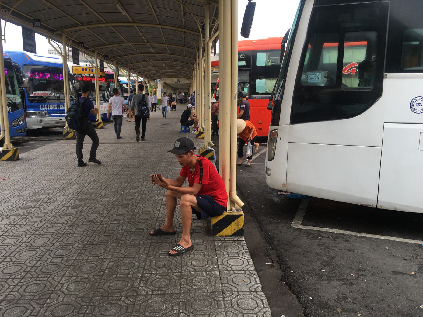 Nhiều người thờ ơ với 'lệnh' đeo khẩu trang nơi công cộng của Chủ tịch Hà Nội ảnh 7