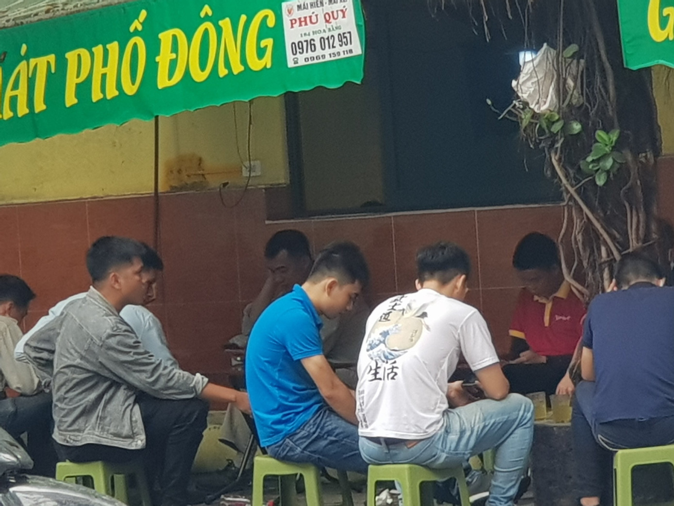 Nhiều người thờ ơ với 'lệnh' đeo khẩu trang nơi công cộng của Chủ tịch Hà Nội ảnh 5