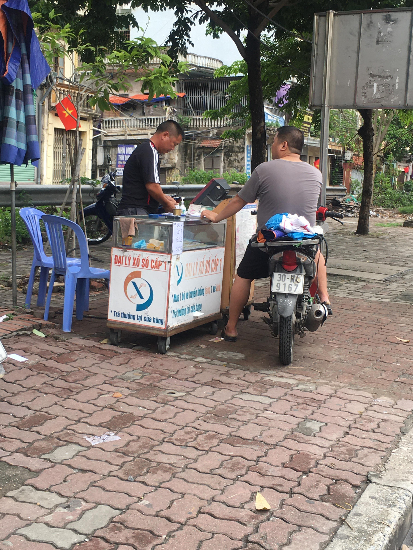 Nhiều người thờ ơ với 'lệnh' đeo khẩu trang nơi công cộng của Chủ tịch Hà Nội ảnh 8